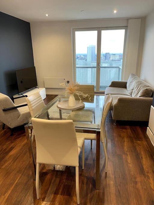 Lovely 2-Bedroom Condo With Balcony マンチェスター エクステリア 写真